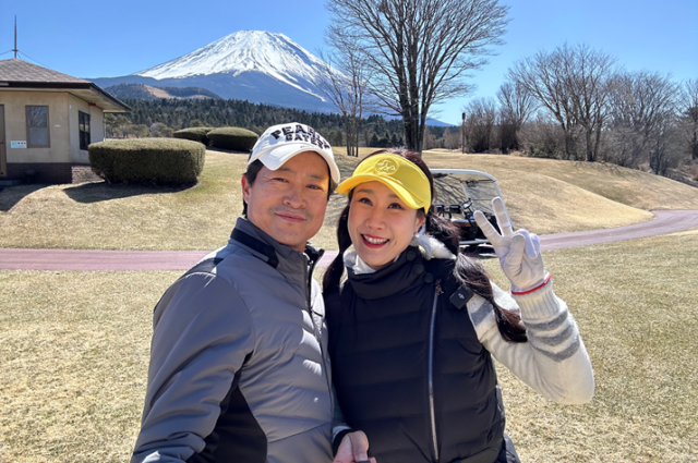 김남수·고황경 부부가 일본 후지산이 보이는 골프장에 방문한 모습. 고황경씨 제공