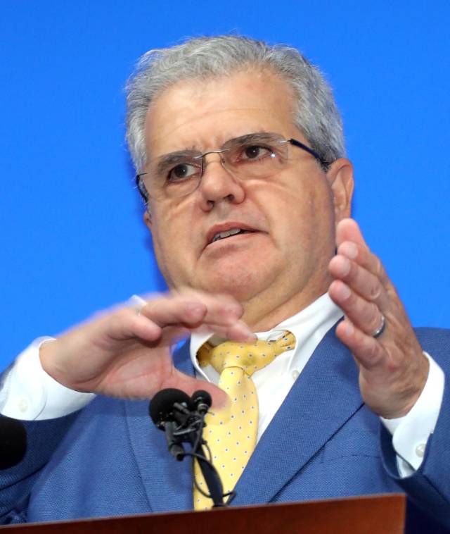 동해 심해 석유·가스 매장 분석을 담당한 미국 액트지오의 비토르 아브레우 고문이 7일 정부세종청사 산업통상자원부 기자실에서 동해 심해 가스전 개발과 관련한 질문에 답하고 있다. 연합뉴스