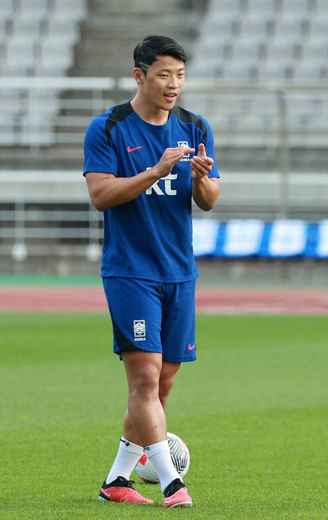 [고양=뉴시스] 고범준 기자 = 2026 국제축구연맹(FIFA) 북중미 월드컵 아시아 지역 2차 예선 조별리그 C조 6차전 중국과의 경기를 앞둔 축구대표팀 황희찬이 8일 오후 경기 고양시 고양종합운동장에서 박수치고 있다. 2024.06.08. bjko@newsis.com /사진=고범준