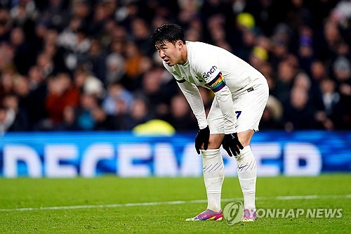 영국 매체 기브미 스포츠가 지난 8일(한국시간) 토트넘이 월드클래스 손흥민을 붙잡기 위해 재계약을 준비할 것이라고 전했다. 손흥민 역시 토트넘에 남길 바라고 있으며 최근 불거진 튀르키예 명문팀 페네르바체로의 이적설울 일축하고 있다. 조세 무리뉴 감독 부임 이후 손흥민과 계속 연결되고 있지만, 프리미어리그보다 낮은 튀르키예 쉬페르리그로 대한민국 축구 국가대표팀 주장이 내려가는 일은 없을 것으로 보인다. 토트넘도 1년 연장 옵션만 고려했다가 재계약을 준비하는 것으로 전해졌다. 연합뉴스