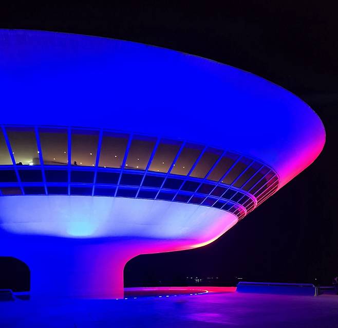 태극기 색으로 물든 니테로이 미술관  [주브라질한국문화원 제공. 재판매 및 DB 금지]