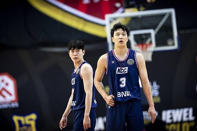 (왼쪽부터) 이호현과 허웅 [FIBA 홈페이지 캡처. 재판매 및 DB 금지]