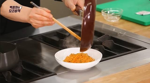 뜨거운 비빔면을 만드는 백종원 대표/사진=백종원 유튜브 캡처