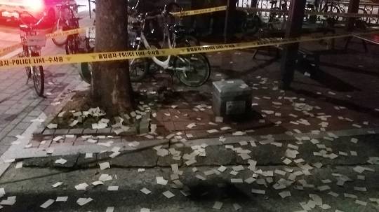 서울시내 도로가에 떨어진 오물풍선 내용물 (사진 = 합참제공)