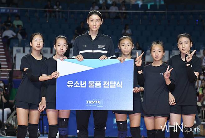 김연경(가운데)이 유소년 선수 후원식을 진행하고 있다