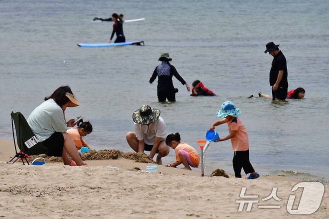 지난 9일 오후 경북 포항시 북구 흥해읍 용한리해수욕장에서 시민들이 더위를 식히고 있다. 2024.6.9/뉴스1 ⓒ News1 최창호 기자