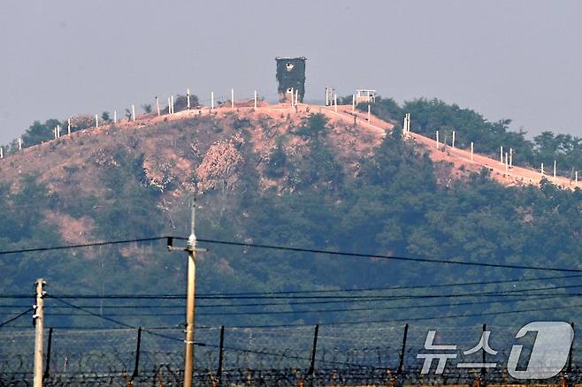 10일 경기 파주시 접경지역에 남한군 초소 너머로 북한군 초소가 자리하고 있다. 2024.6.10/뉴스1 ⓒ News1 신웅수 기자