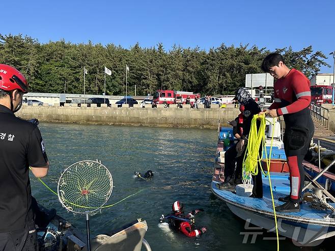 9일 오후 5시 전남 무안군 현경면 홀통 선착장 인근에서 SUV 차량이 바다로 추락해 해경이 구조 작업을 벌이고 있다.(목포해경 제공)2024.6.10/뉴스1