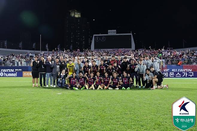 수원FC 선수단이 지난 1일 인천전에서 승리한 뒤 단체 사진 촬영에 임하고 있다. 제공 | 한국프로축구연맹