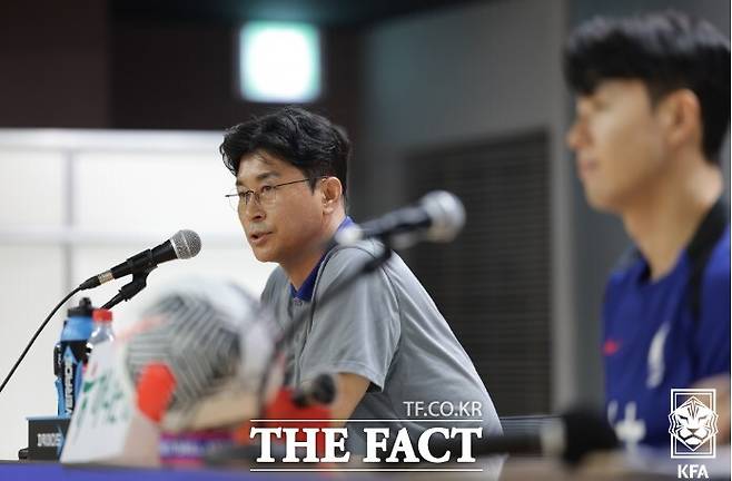 한국축구대표팀의 김도훈 감독(왼쪽)과 '캡틴' 손흥민이 10일 고양종합운동장에서 중국과 2026 북중미 월드컵 아시아 2차예선 C조 최종전을 하루 앞두고 공식 기자회견을 갖고 있다./고양=KFA(정재훈)