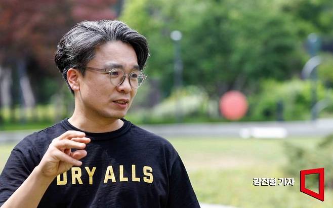 현대힐스테이트와 디에이치의 조경 상품 기획과 설계를 담당하고 있는 최연길 현대건설 조경팀장이 지난 5일 서울 강남구 디에이치 아너스힐에서 인터뷰 하고 있다. 사진=강진형 기자aymsdream@