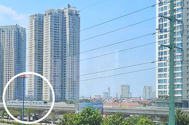 벤탄-수오이띠엔을 잇는 베트남 호찌민 지하철 1호선 전동차(흰색 원)가 선로 위에 있는 모습. 건너편 식당에서 밥을 먹다가 신기한 마음에 한 컷 찍어보았습니다. /호찌민=이미지 기자