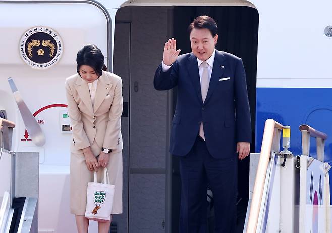 윤석열 대통령과 김건희 여사가 10일 오전 경기 성남시 서울공항에서 중앙아시아 3개국 순방을 위해 공군 1호기에 탑승하며 인사하고 있다. /뉴스1