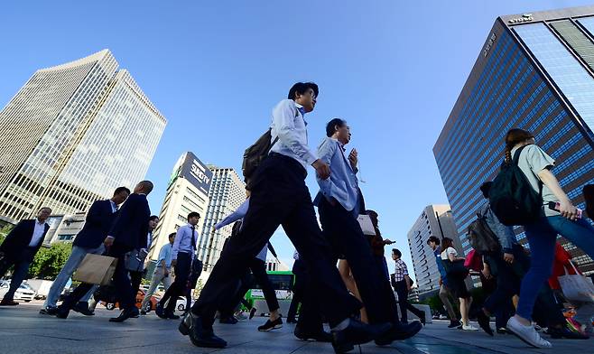 직장인들이 출근 길에 나서고 있다. /뉴스1