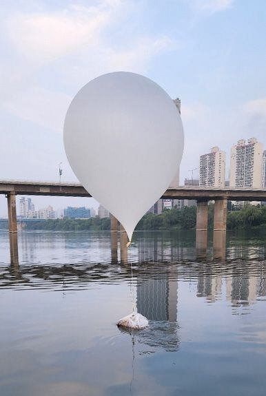 지난 9일 서울 잠실대교 인근에서 발견된 북한의 대남 오물풍선. /합동참모본부 제공