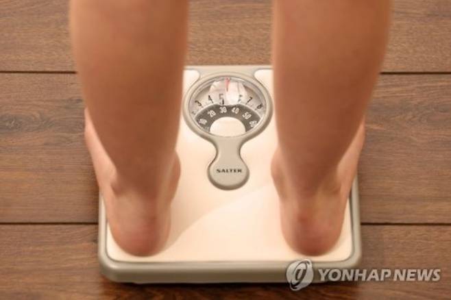 최근 10대 여성 청소년 사이에서 물과 소금만 먹고 체중을 감량하는 ‘물 단식’이 유행처럼 번지고 있다. ⓒ연합뉴스