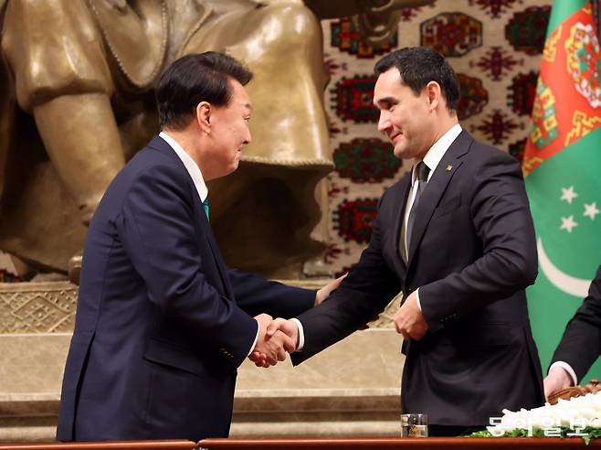 윤석열 대통령이 10일 세르다르 베르디무함메도프 투르크메니스탄 대통령과 공동언론발표를 하고 있다. 최혁중 기자