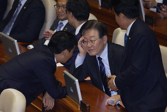 이재명 더불어민주당 대표가 10일 오후 서울 여의도 국회 본회의장에서 열린 본회의에서 동료 의원들과 대화하고 있다. 2024.6.10/뉴스1