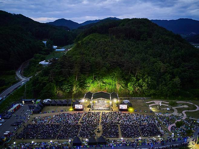 여름은 야외에서 연주하는 아름다운 선율에 젖기 좋은 계절이다. 지난달 31일부터 이달 2일까지 강원 평창군 방림면 계촌마을에서 열린 제10회 계촌클래식축제. 계촌클래식축제 제공