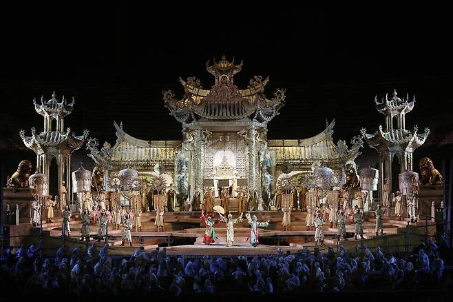 이탈리아 베로나의 세계적인 오페라 축제 ‘아레나 디 베로나 페스티벌’에서 선보인 푸치니 오페라 ‘투란도트’ 공연 장면. 아레나 디 베로나 페트티벌 제공