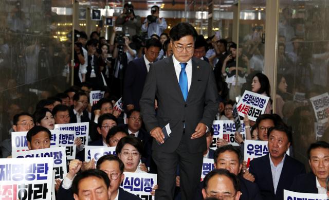 박찬대 더불어민주당 원내대표가 10일 오후 국회의장실을 항의 방문한 국민의힘 의원들 사이를 뚫고 의장실로 들어가고 있다. 뉴시스