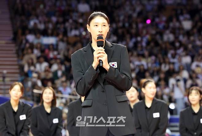 배구여제 김연경(흥국생명)이 8일 오후 잠실실내체육관에서 여자배구 국가대표 은퇴경기를 펼친후 국가대표 은퇴식을 했다. 김연경이 은퇴소감을 얘기 하고있다. 잠실실내체=정시종 기자 capa@edaily.co.kr /2024.06.08.