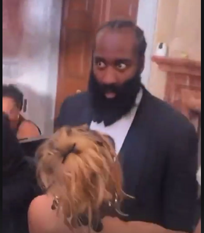 10일 레딧 NBA채널에 게시된 영상에 등장한 하든. 그는 한 결혼식장에 참석했는데, 여자 친구가 부케를 받자 당황스럽다는 표정을 지었다. 사진=NBA 레딧 갈무리