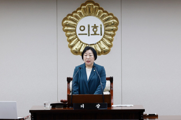 인천 부평구의회 홍순옥 의장이 10일 제262회 정례회 개회를 선언하고 있다. [사진=부평구의회]