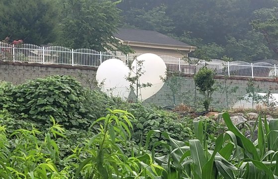 경기도 이천시 신둔면 인후리의 밭에 떨어진 오물 풍선 . [연합뉴스]