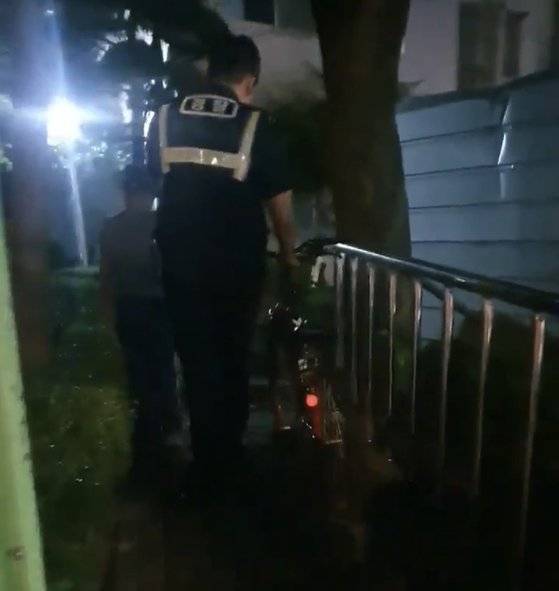 지난 8일 훔친 자전거를 타고 돌아다니던 A군이 주민 신고를 받고 출동한 경찰과 함께 지구대로 가는 모습. 사진 전북미래교육신문