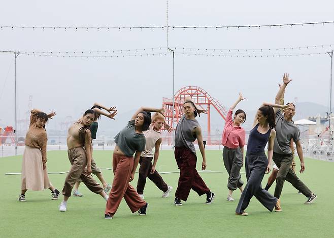 Dancers from the Brazil-Busan team perform a special collaborative work at P.ARK at Yeongdo-gu in Busan, Saturday. (BIDF)