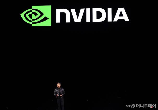 엔비디아 CEO 젠슨 황이 지난 3월 18일 미국 캘리포니아 새너제이 SAP센터에서 열린 엔비디아 개발자 콘퍼런스 ‘GTC 2024′ 기조연설 무대에 등장하고 있다. 엔비디아 로고가 압도적이다. /AFPBBNews=뉴스1