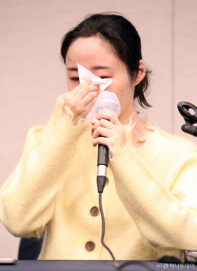 어도어 민희진 대표가  지난달 31일 오후 서울 중구 한국프레스센터 매화홀에서 긴급기자회견을 열고  같은 날 오전에 열린 어도어 임시주주총회 관련 입장을 발표하고 있다.