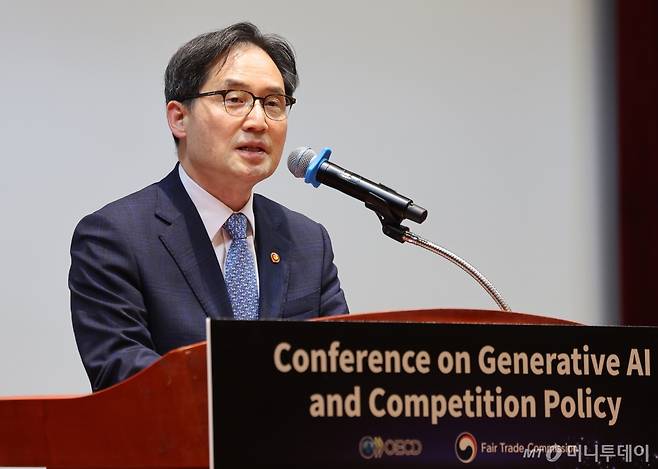 (서울=뉴스1) 박지혜 기자 = 한기정 공정거래위원장이 27일 오후 서울 명동 포스트타워에서 '생성형 인공지능(AI)과 경쟁정책'을 주제로 열린 콘퍼런스에 앞서 인사말을 하고 있다. 2024.5.27/뉴스1  Copyright (C) 뉴스1. All rights reserved. 무단 전재 및 재배포,  AI학습 이용 금지. /사진=(서울=뉴스1) 박지혜 기자