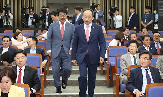 지난 5일 의원총회에 참석하는 추경호 국민의힘 원내대표와 배준영 원내수석부대표 [연합]