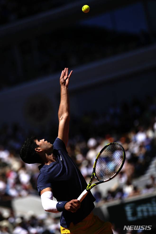 [파리=AP/뉴시스] 카를로스 알카라스(3위·스페인)가 7일(현지시각) 프랑스 파리 롤랑가로스 경기장에서 열린 프랑스 오픈 남자 단식 준결승에서 얀니크 신네르(2위·이탈리아)와 경기하고 있다. 알카라스가 4시간 9분의 풀세트 접전 끝에 3-2(2-6 6-3 3-6 6-4 6-3)로 이기고 결승에 올라 알렉산더 츠베레프(4위·독일)와 패권을 다툰다. 2024.06.08.