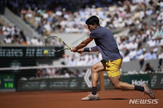 [파리=AP/뉴시스] 카를로스 알카라스(3위·스페인)가 7일(현지시각) 프랑스 파리 롤랑가로스 경기장에서 열린 프랑스 오픈 남자 단식 준결승에서 얀니크 신네르(2위·이탈리아)와 경기하고 있다. 알카라스가 4시간 9분의 풀세트 접전 끝에 3-2(2-6 6-3 3-6 6-4 6-3)로 이기고 결승에 올라 알렉산더 츠베레프(4위·독일)와 패권을 다툰다. 2024.06.08.