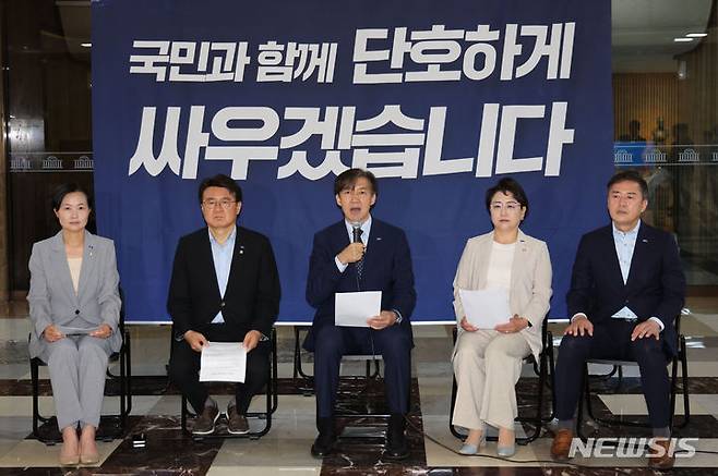 [서울=뉴시스] 권창회 기자 = 조국 조국혁신당 대표가 10일 오전 서울 여의도 국회 로텐더홀에서 열린 최고위원회의에서 발언하고 있다. 2024.06.10. kch0523@newsis.com