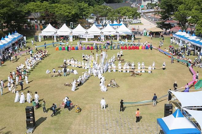 [서천=뉴시스] 제34회 한산모시문화제 프로그램으로 저산팔읍길쌈놀이 재현행사가 열리고 있다. (사진= 서천군 제공)  *재판매 및 DB 금지