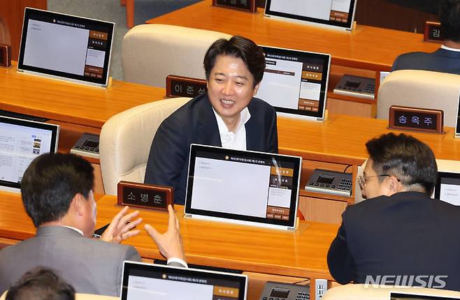 [서울=뉴시스] 고승민 기자 = 이준석 개혁신당 의원이 지난 5일 서울 여의도 국회에서 열린 제415회국회(임시회)에서 더불어민주당 의원들과 대화하고 있다. 2024.06.05. kkssmm99@newsis.com