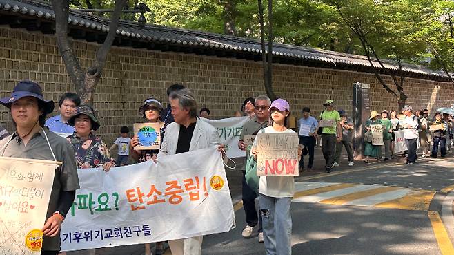 기후위기기독교비상행동이 9일 기후위기 대응을 위해 기도하는 '기후위기 걷기기도회'를 진행하고 있다. 기후위기기독교비상행동 제공