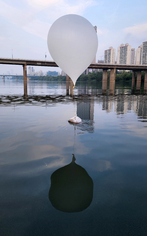 합동참모본부는 북한이 지난 8일 오후 11시부터 9일 오전 10시까지 330여 개의 오물풍선을 띄운 것으로 식별했고, 이중 우리 지역에 낙하한 것은 80여 개라고 밝혔다. 사진은 서울 잠실대교 인근에서 발견된 대남 오물풍선. 합참 제공