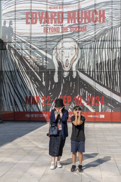 ‘절규’의 포즈를 따라 하며 기념사진을 찍는 사람들. 이승원 작가 제공