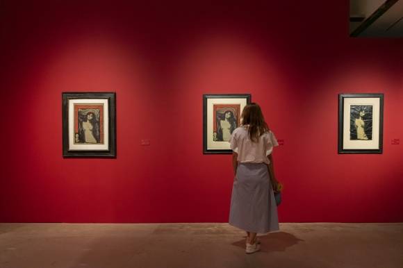 뭉크의 ‘절규’만큼이나 사랑받는 ‘마돈나’를 감상하는 한 관람객. 이승원 작가 제공