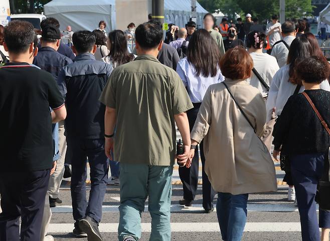 한국은행 경제연구원은 10일 공식 블로그에 올린 '연구·개발(R&D) 세계 2위 우리나라, 생산성은 제자리' 보고서에서 "출산율의 극적 반등, 생산성의 큰 폭 개선 등 획기적 변화가 없을 경우 우리 경제는 2040년대 마이너스(-) 성장 국면에 진입할 것"이라고 경고했다. ⓒ연합뉴스