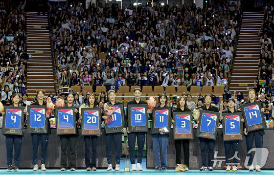 8일 오후 서울 송파구 잠실실내체육관에서 열린 KYK INVITATIONAL 2024에서 김연경 등 국가대표를 은퇴한 선수들이 등번호가 적힌 액자를 들어보이고 있다. 2012 런던 올림픽과 2020 도쿄 올림픽 준결승 진출을 이끈 김연경은 이날 경기를 끝으로 국가대표를 은퇴하고 오는 9일 세계 여자배구 올스타전 이벤트 경기를 갖는다./사진=뉴스1 제공