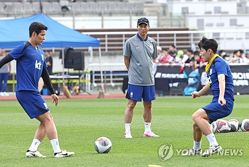 김도훈 대한민국 축구대표팀 임시감독이 지난 9일 고양종합운동장에서 열린 대표팀 훈련을 지켜보고 있다. 연합뉴스