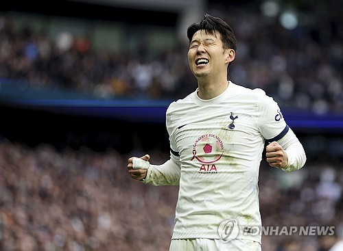 국제스포츠연구센터 풋볼옵저버터리 9일 SNS을 통해 아시아 국적인 축구선수들 중 몸값이 가장 높은 상위 10명을 발표했다. 이때 매체는 일본 축구스타이자 레알 소시에다드 주전 구보 다케후사를 몸값 1위로 놓았다. 다만 구보의 몸값이 약 1372억으로 매기면서 물음표가 붙었다. 매체에 의하면 몸값 2위는 이강인이었지만 741억으로 책정돼 구보 몸값의 약 절반 정도로 평가됐다. 아시아 최고의 축구스타 손흥민의 경우엔 30대가 됐다고 하더라도 몸값을 불과 313억으로 평가하면서 논란이 됐다. 연합뉴스