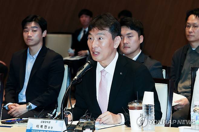 공매도 관련 토론회서 발언하는 이복현 금감원장 (서울=연합뉴스) 임화영 기자 = 이복현 금융감독원장이 10일 오전 서울 여의도 한국거래소 콘퍼런스홀에서 열린 개인투자자와 함께하는 열린 3차 토론회에서 발언하고 있다. 2024.6.10 hwayoung7@yna.co.kr