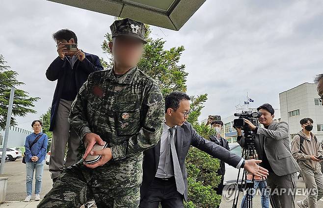 채상병 관련 수사 받기위해 경찰 출두한 해병대 중령과 김경호 변호사 (경산=연합뉴스) 김선형 기자 = 지난해 예천군 수해로 순직한 채상병 사건과 관련해 경찰 수사를 받기 위해 해병대 제1사단 제7포병 대대장과 김경호 변호사가 지난 4월 22일 오전 경북경찰청 형사기동대에 출두하고 있다.  2024.4.22 psik@yna.co.kr